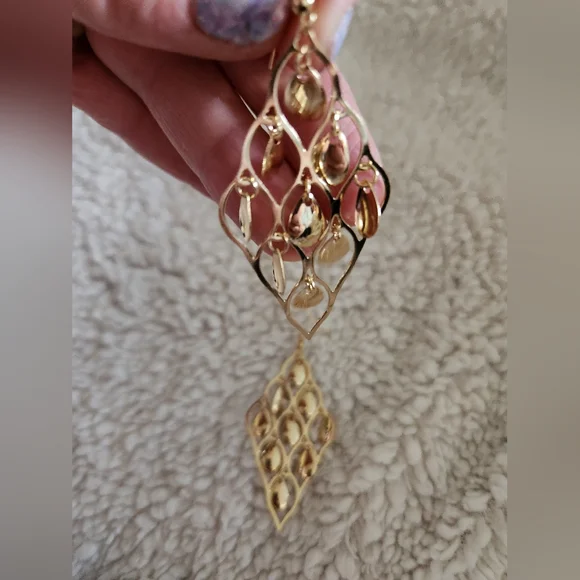 Cute dangly gold-tone fashion earrings - Picture 2 of 2